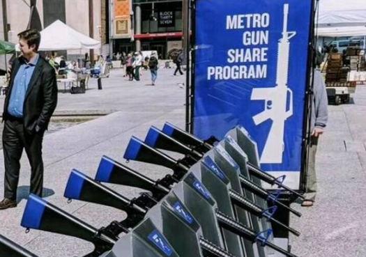 其实这是艺术家进行的一次行为艺术展览,叫做metro gun share program