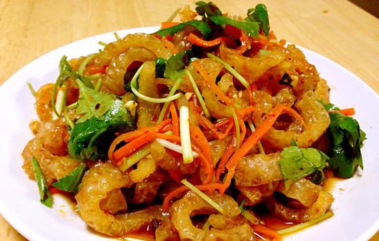 准备材料:炸猪皮两块,蒜,葱,酱油,香菜,醋,蚝油,香油做法1,猪皮先用