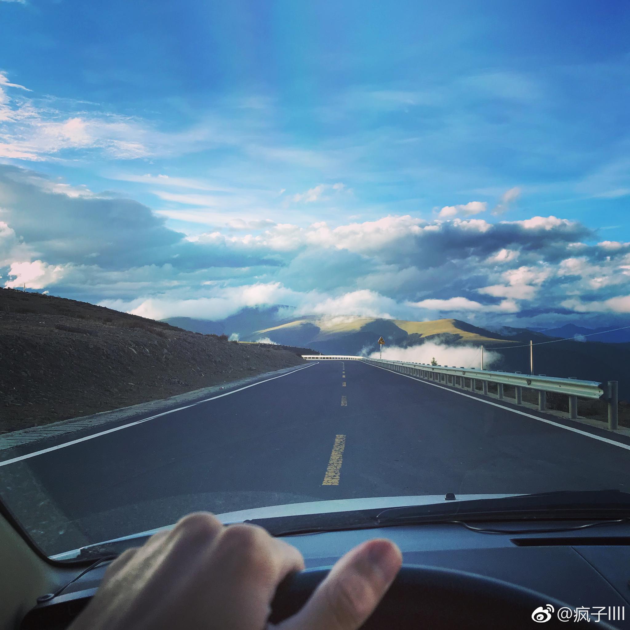 跨过高山 越过草原遇到骑行的人和阴晴不定的天在路上的