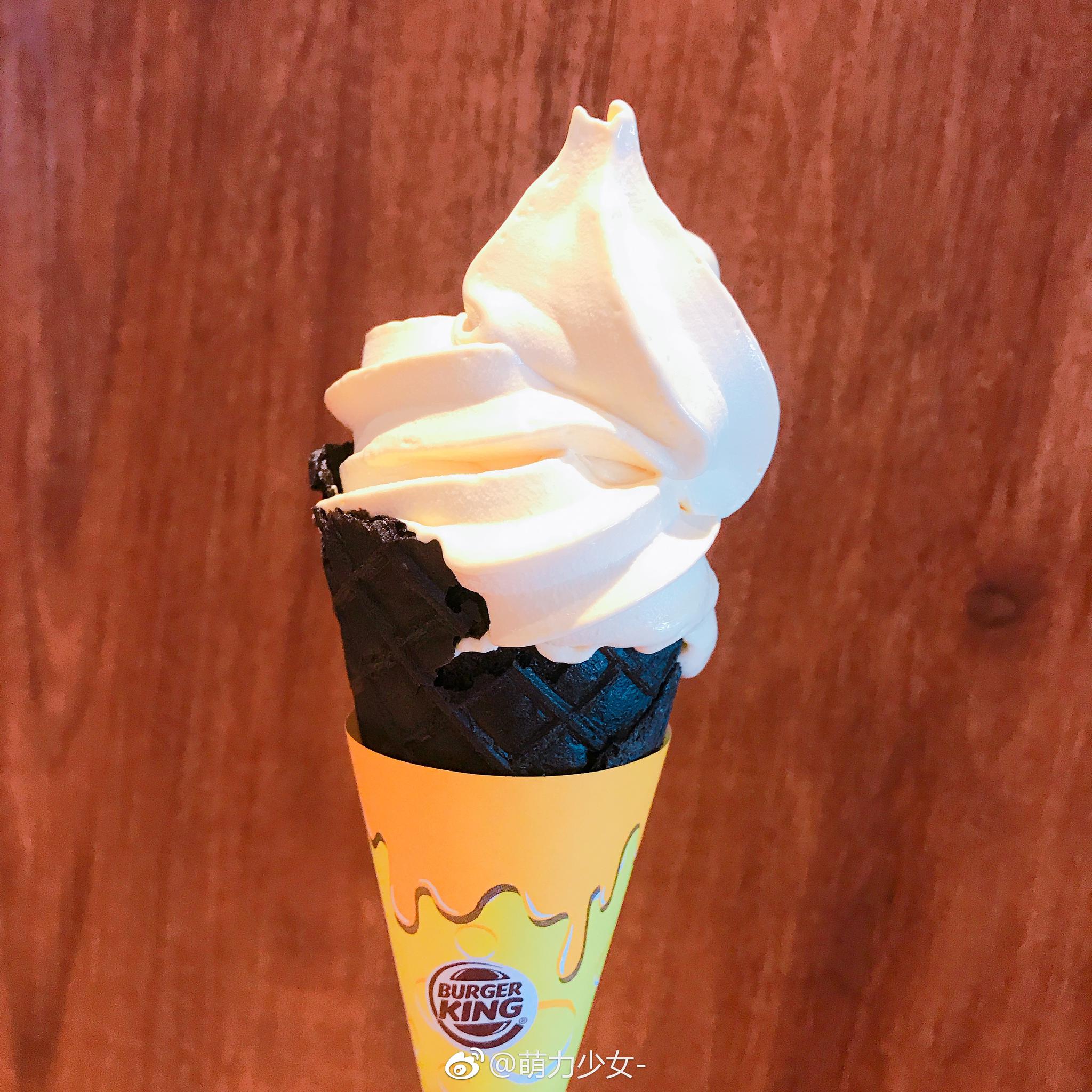 汉堡王季节限定的海盐芝士华夫冰淇淋自从上次pick了肯爷爷家的