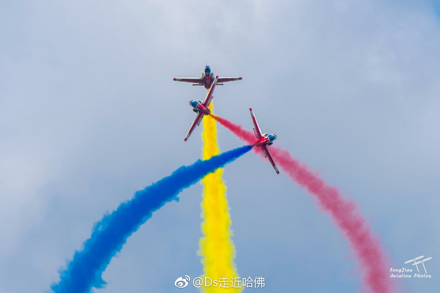 中国空军"红鹰"飞行表演队参加珠海航展进行飞行表演,终于确认了