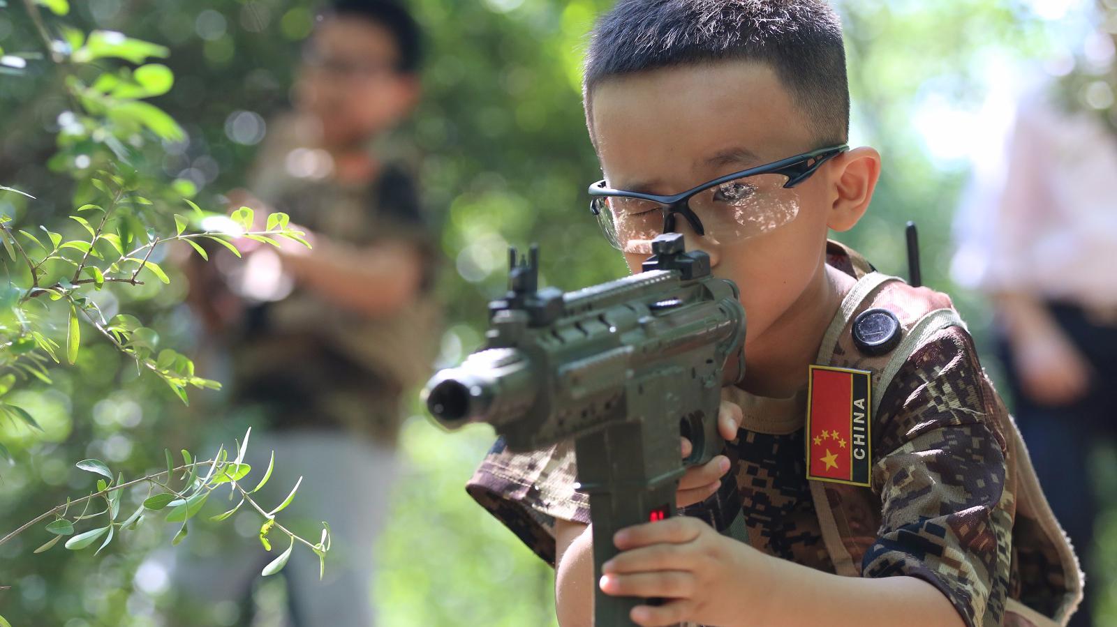 小朋友扛枪"丛林实战" 真人cs感受"战场"刺激