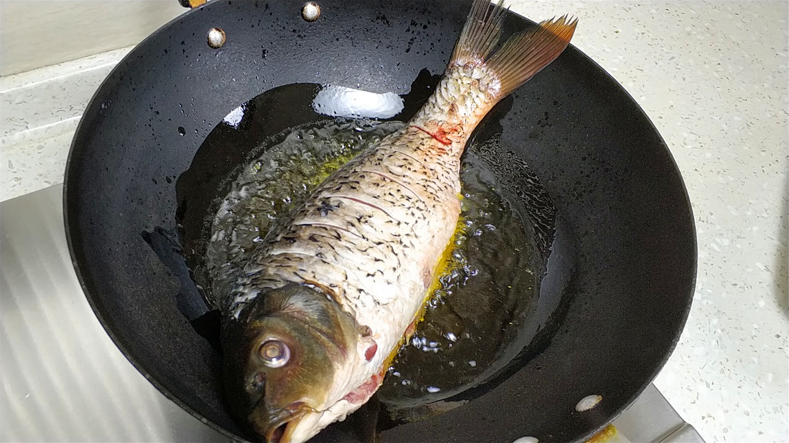 吃了30年的家常燉魚,第一次知道這竅門,做魚時加點它,超好吃