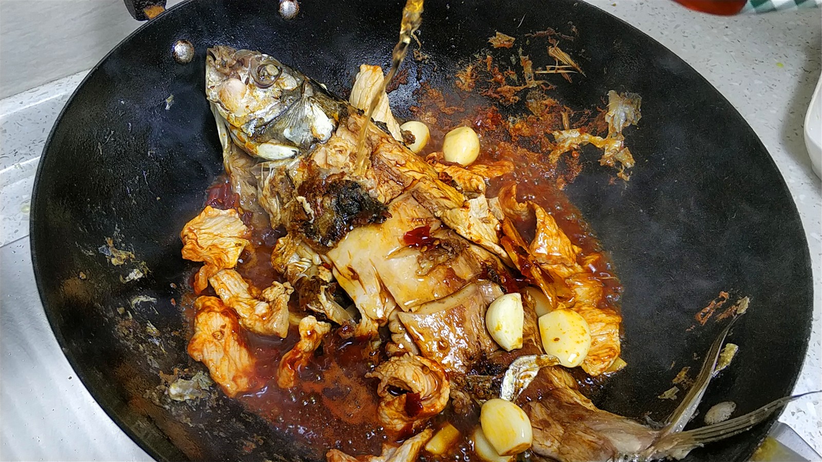 下入猪肉片起锅热油,带油温7成热,下入鲤鱼猪肉切片,葱切葱花,姜切片