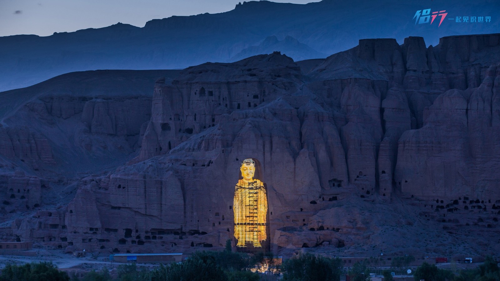 中国夫妇光影还原巴米扬大佛,亮起那一刻在场所有人都哭了|巴米扬大佛