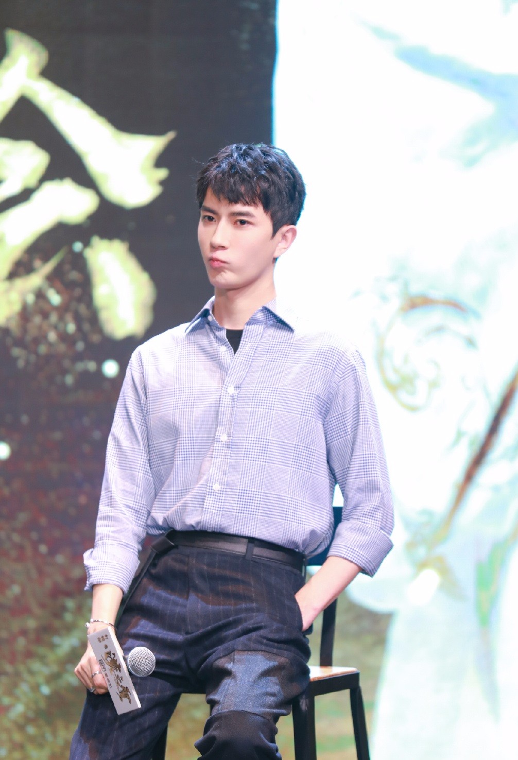 于朦胧上演衬衫杀,女生看都要怀疑人生,他每天是被自己帅醒的吧