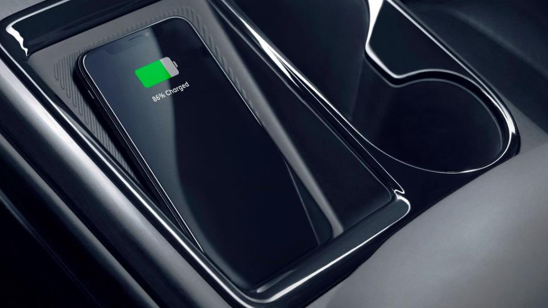 摆脱束缚 蔚来es8车规级智能无线充电板详解-新浪汽车