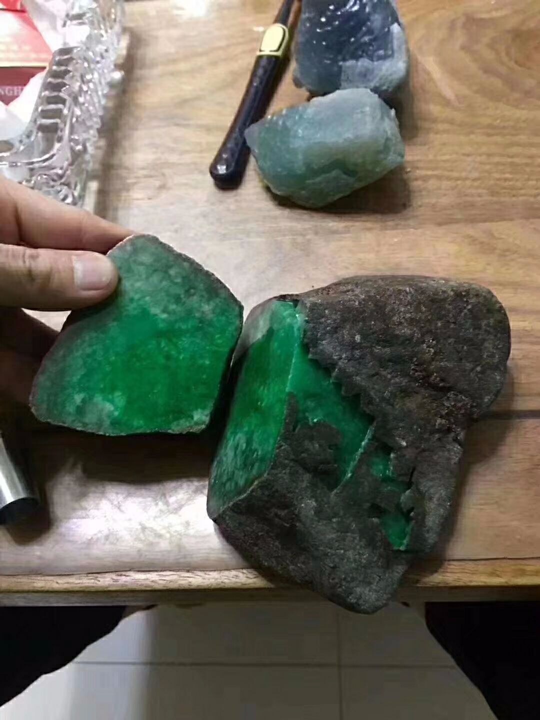 赌石比股市还疯狂,7000一刀变70万.这是什么概念?