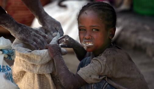 这儿的孩子骨瘦如柴,有东西吃就不哭,可有很多孩子死在母亲怀里