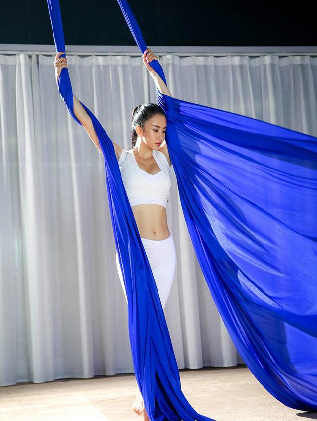 母其弥雅空中瑜伽秀一字马