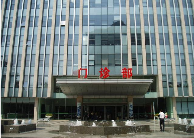 里他大哥生病,我跟老板预支了大半年的工资准备了五万元钱,又东拼西凑