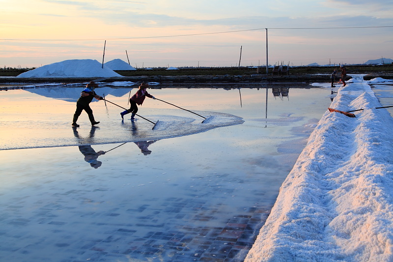 海南最美盐田:银光闪烁似雪山,美出天际!