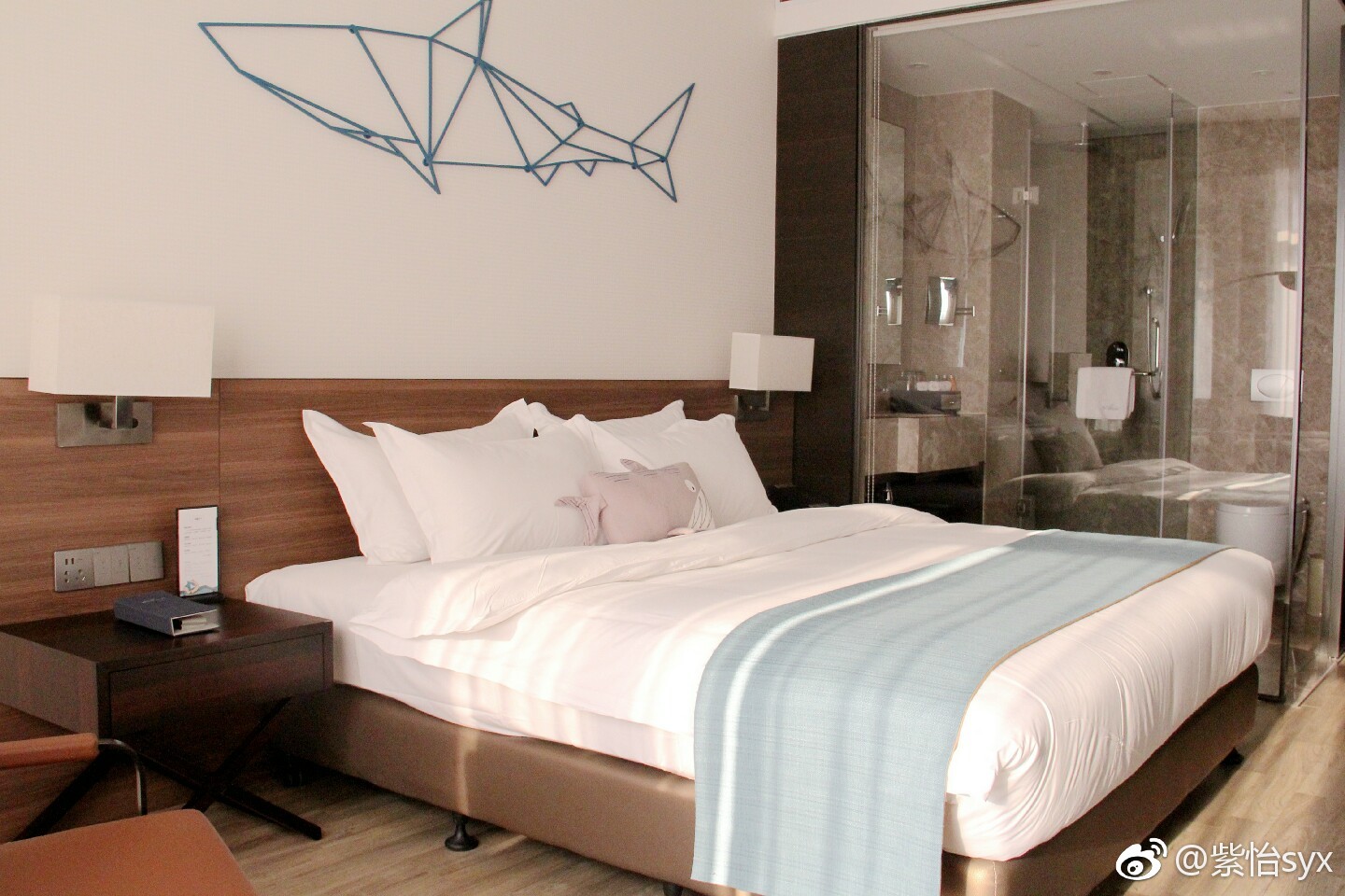 哈尔滨鲨鱼酒店位于松花江避暑城波塞冬水上王国旁