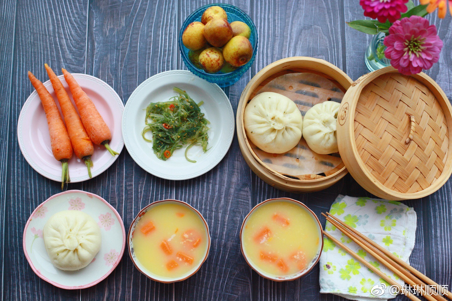 纯中餐包子,胡萝卜红薯小米粥,胡萝卜,大枣.加油顺妞