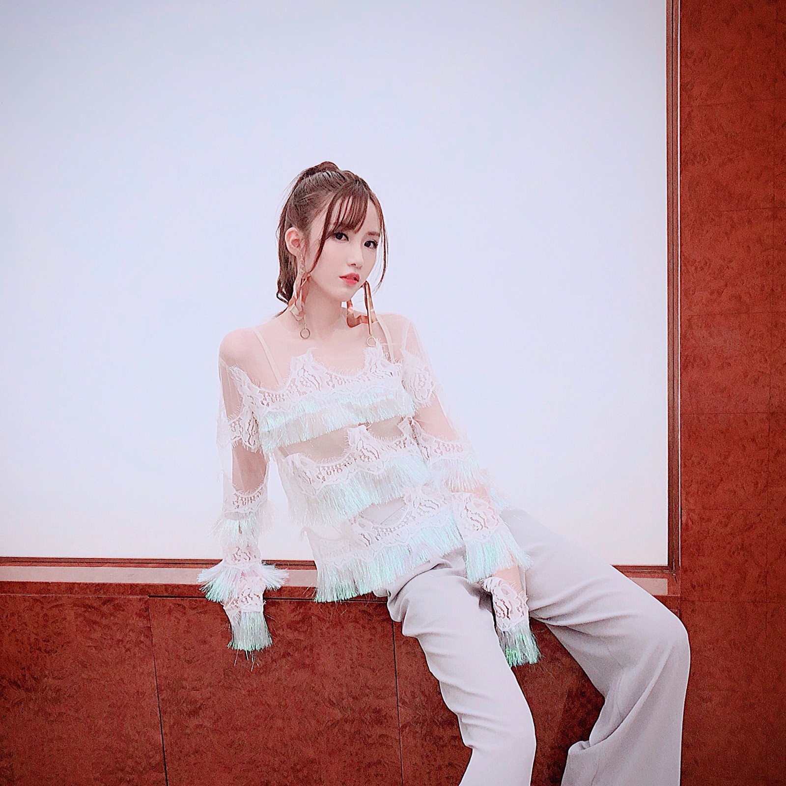 米咪亮相断桥2018造物节 清新甜美再现"长腿杀"