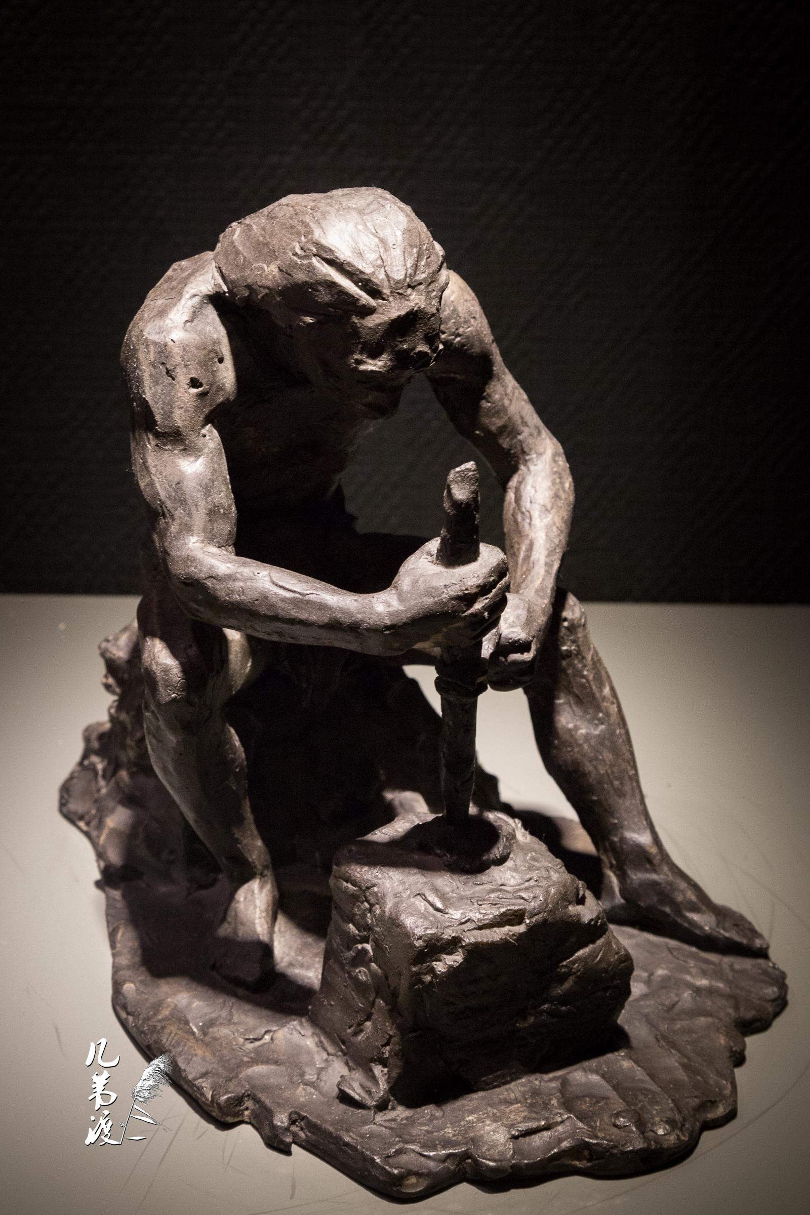 在  内拍的原始人雕塑.突然觉得人类进化本身就是一种"疯狂".