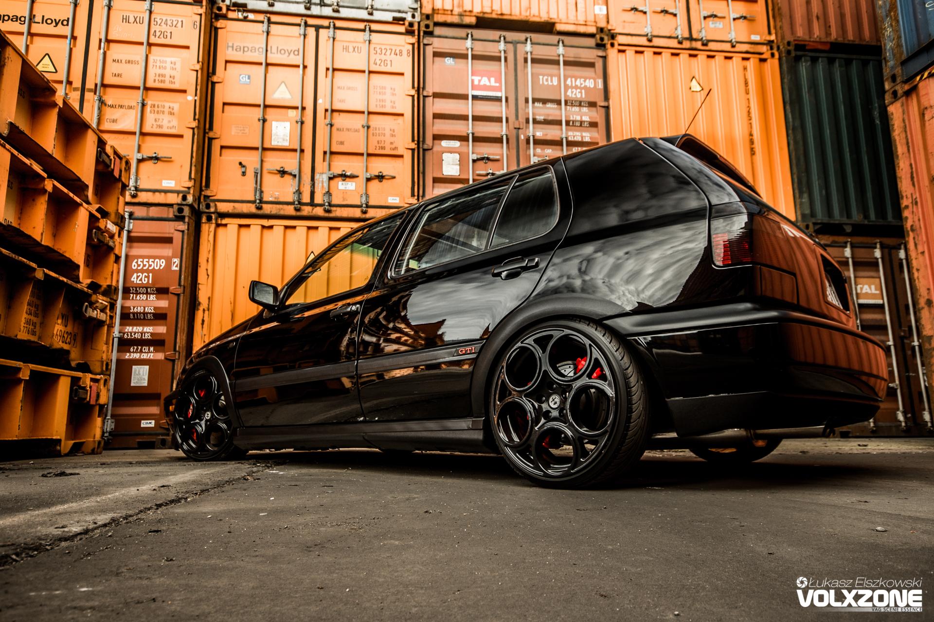 黑武士高尔夫gti里竟藏着"红头引擎",打开机盖后真是惊呆了!