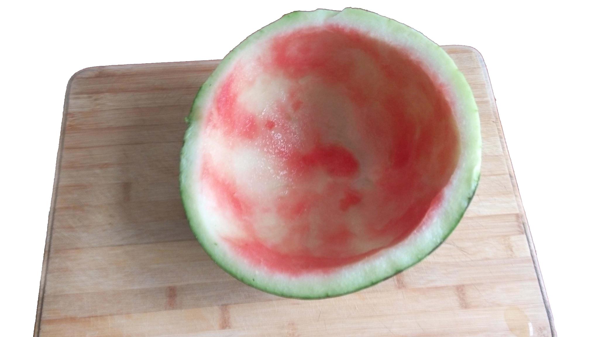 新鲜的半个西瓜皮,蒜一瓣,红辣椒两颗,白醋,生抽,蚝油,盐.