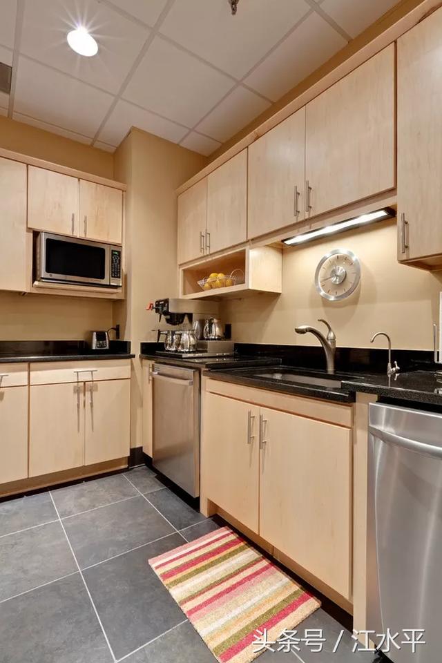 厨房装修,橱柜上的见光板居然是要另外付费的.