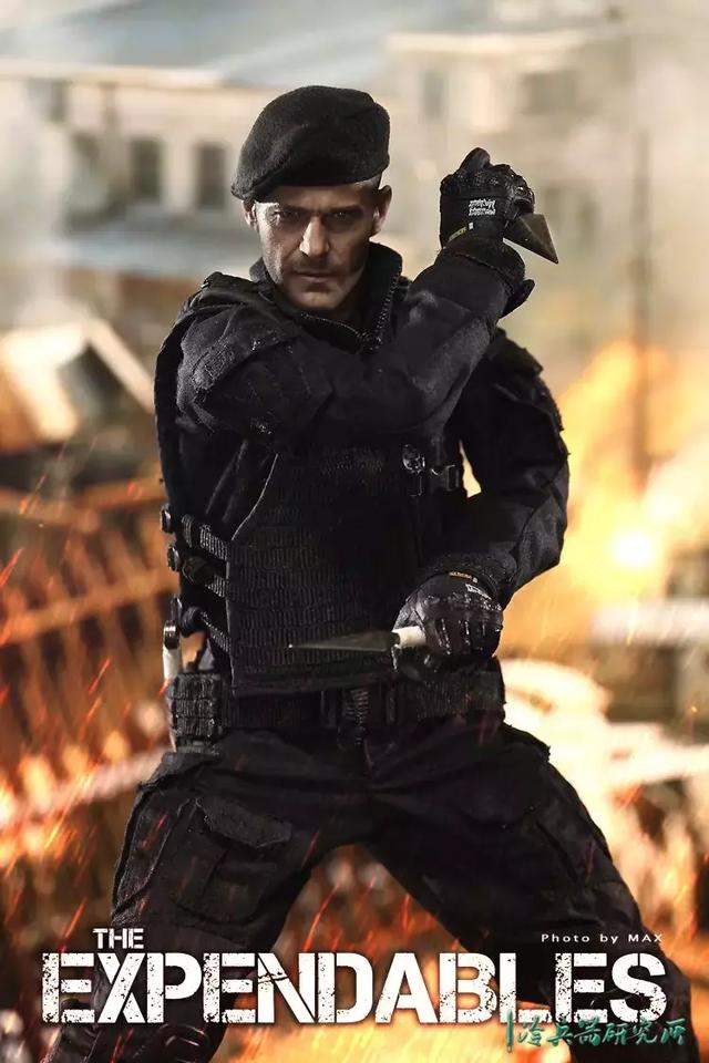 你可能会在杰森·斯坦森参演的《敢死队》里看到过他使用这种飞刀.