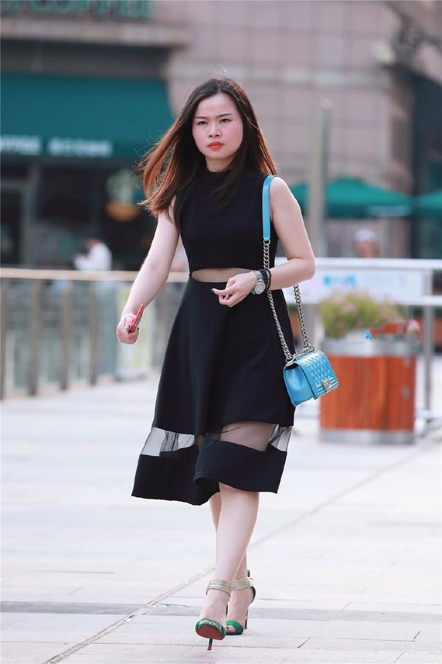 三里屯街拍:妹子一身黑色连衣裙!处处透露着优雅,特别是脚踝!