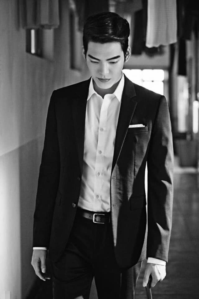 照片中的这两位是韩国谐星刘相务和女友金延智,刘相务是一名搞笑戏子