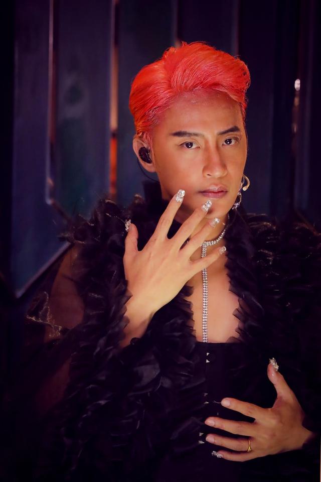 当年小虎队中最能歌善舞的小帅虎,如今在小县城演出