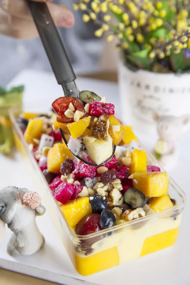 樱桃,红白火龙果,芒果等新鲜水果,加上花生碎,琥珀核桃,巴旦木等坚果