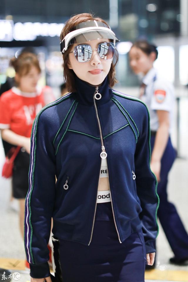 景甜机场照,167cm拍成140cm,网友:心疼甜甜