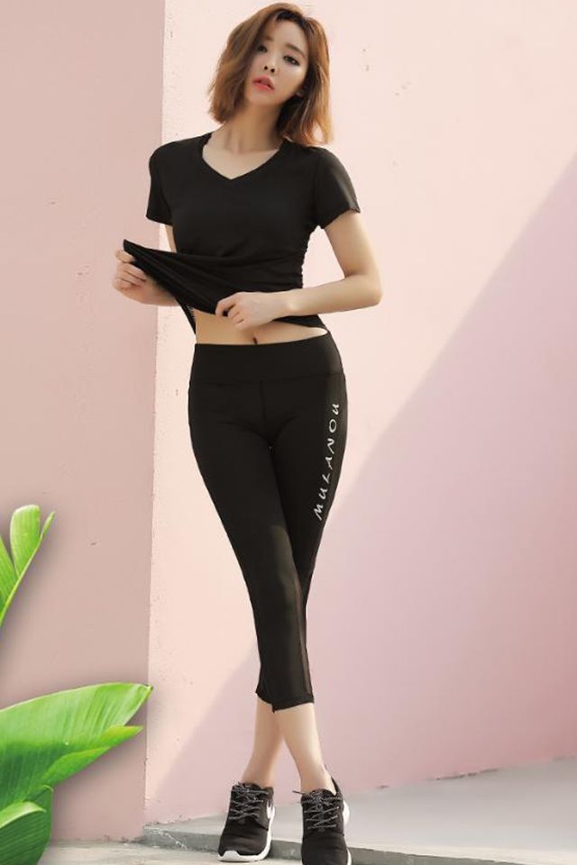 温婉有气质的紧身打底裤美女身姿窈窕动人,突显成熟魅力真漂亮!