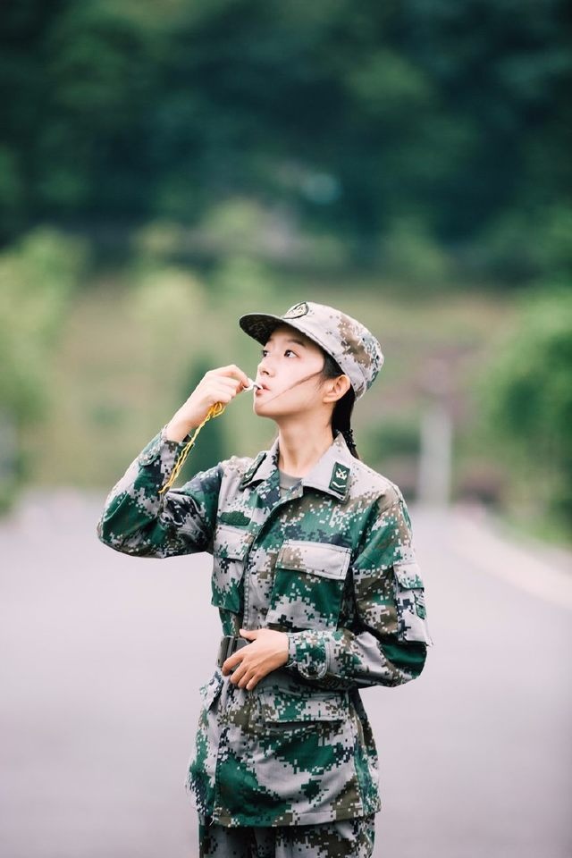 美女研究生教官走红 男生们都不淡定了