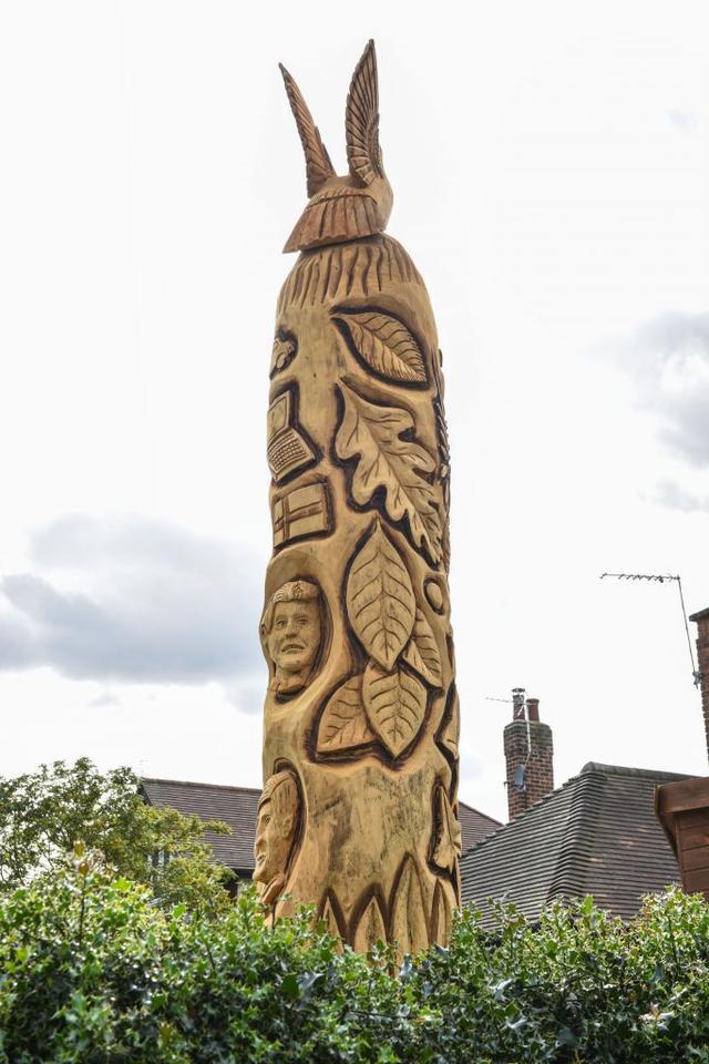 母亲癌症晚期想为家人留纪念, 砍掉门前树雕每个家人脸成图腾柱