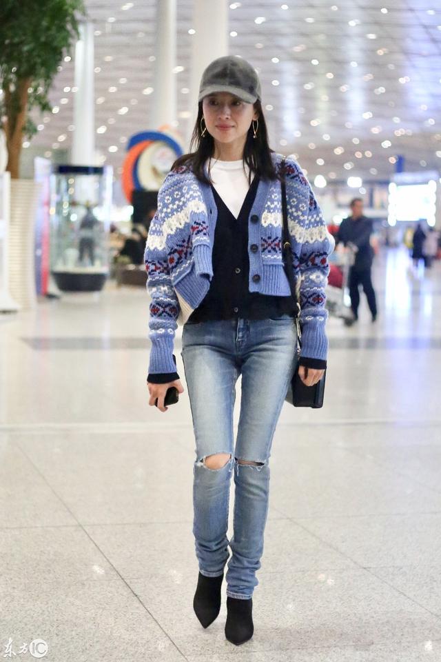 38岁董洁毛衣搭配破洞牛仔裤搭时尚尖头短靴现身机场大秀筷子腿