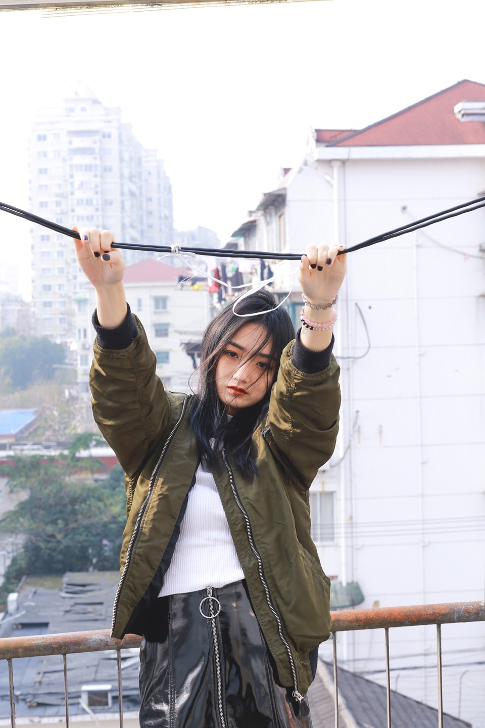 上海外国语大学毕业,白羊座,乐队主唱,喜欢唱歌写歌.外表清纯