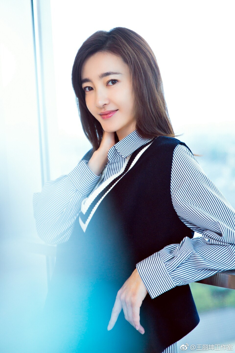 33岁王丽坤厉害了衬衫牛仔裤素颜现身网友不愧是素颜女神