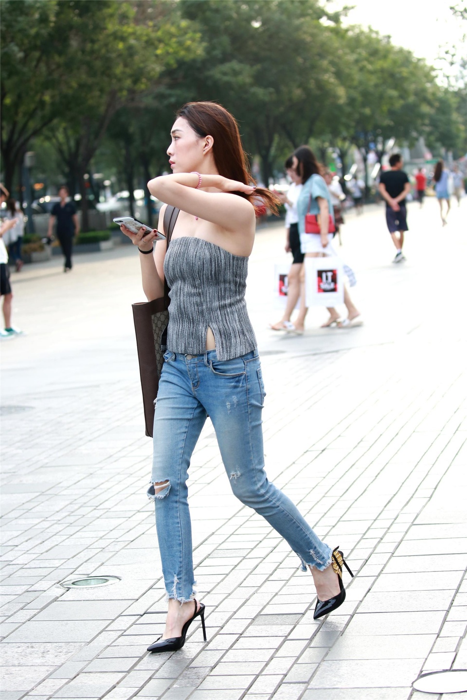 小姐姐肤白若雪身材妖娆多姿性感朱唇让人想一亲芳泽