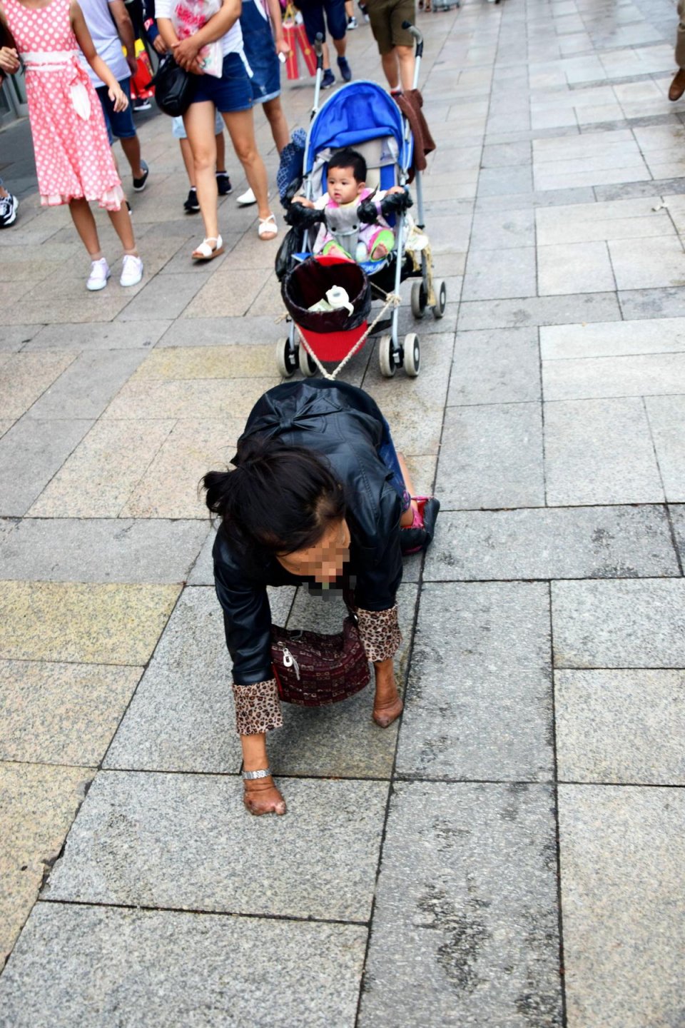 残障女士用小臂膝盖爬行拉着婴儿车乞讨,路人全绕着走,是冷血吗