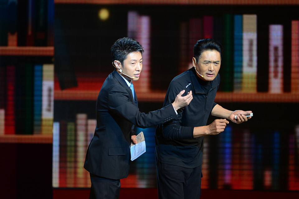 周润发菜市场和商贩讨价还价,做出租被拒载,网友:碰到个假发哥