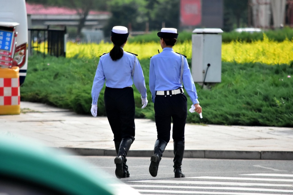 烈日炎炎骄阳似火,热浪涌来女交警汗流浃背,高温中不失端庄妩媚