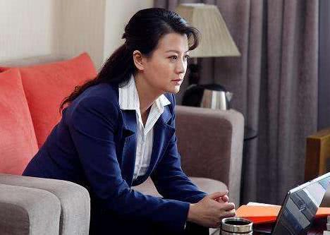 出演电视剧《围城》而出名,之后出演了很多经典角色,《旗袍》中尚小兰