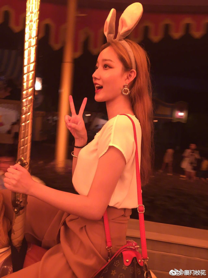 她叫熊颖98年就读于上海师范大学身高174cm你觉得几分