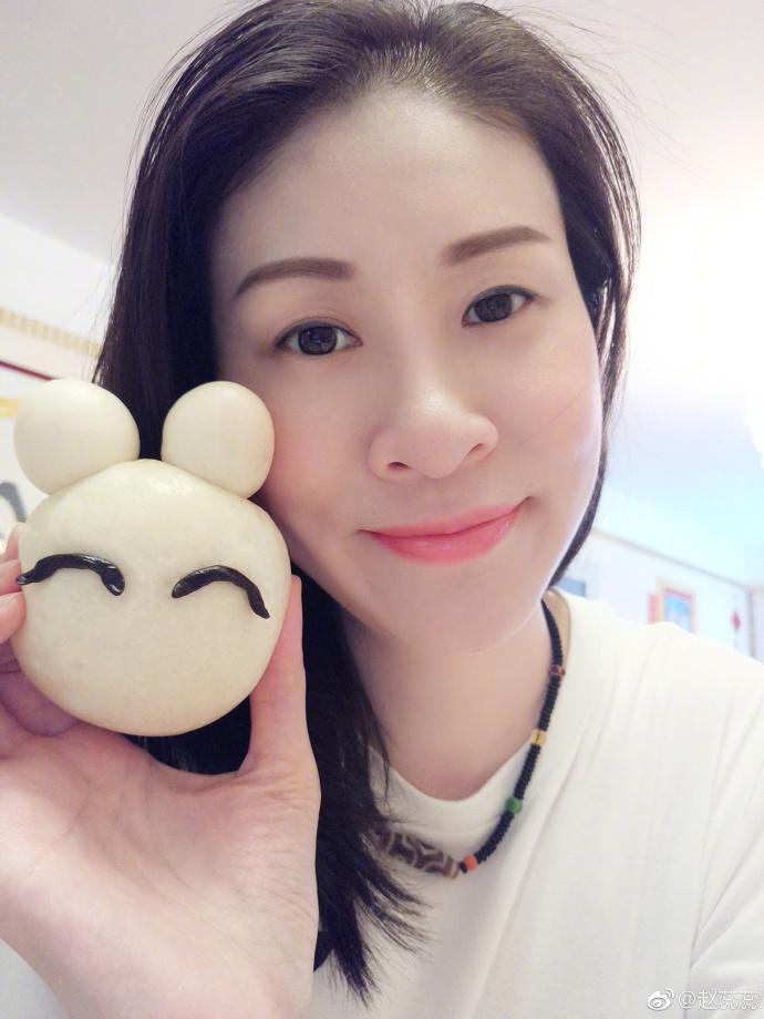 37岁女排名将赵蕊蕊近照!皮肤白嫩青春依旧,化身厨娘做甜点