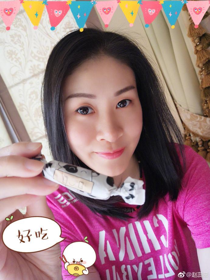 37岁女排名将赵蕊蕊近照!皮肤白嫩青春依旧,化身厨娘做甜点