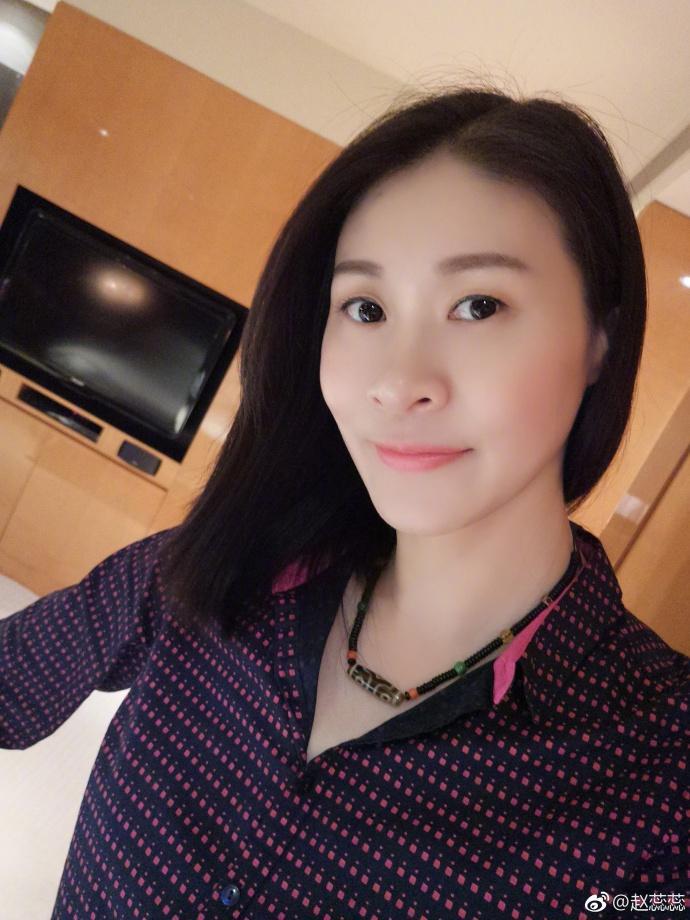 37岁女排名将赵蕊蕊近照!皮肤白嫩青春依旧,化身厨娘做甜点