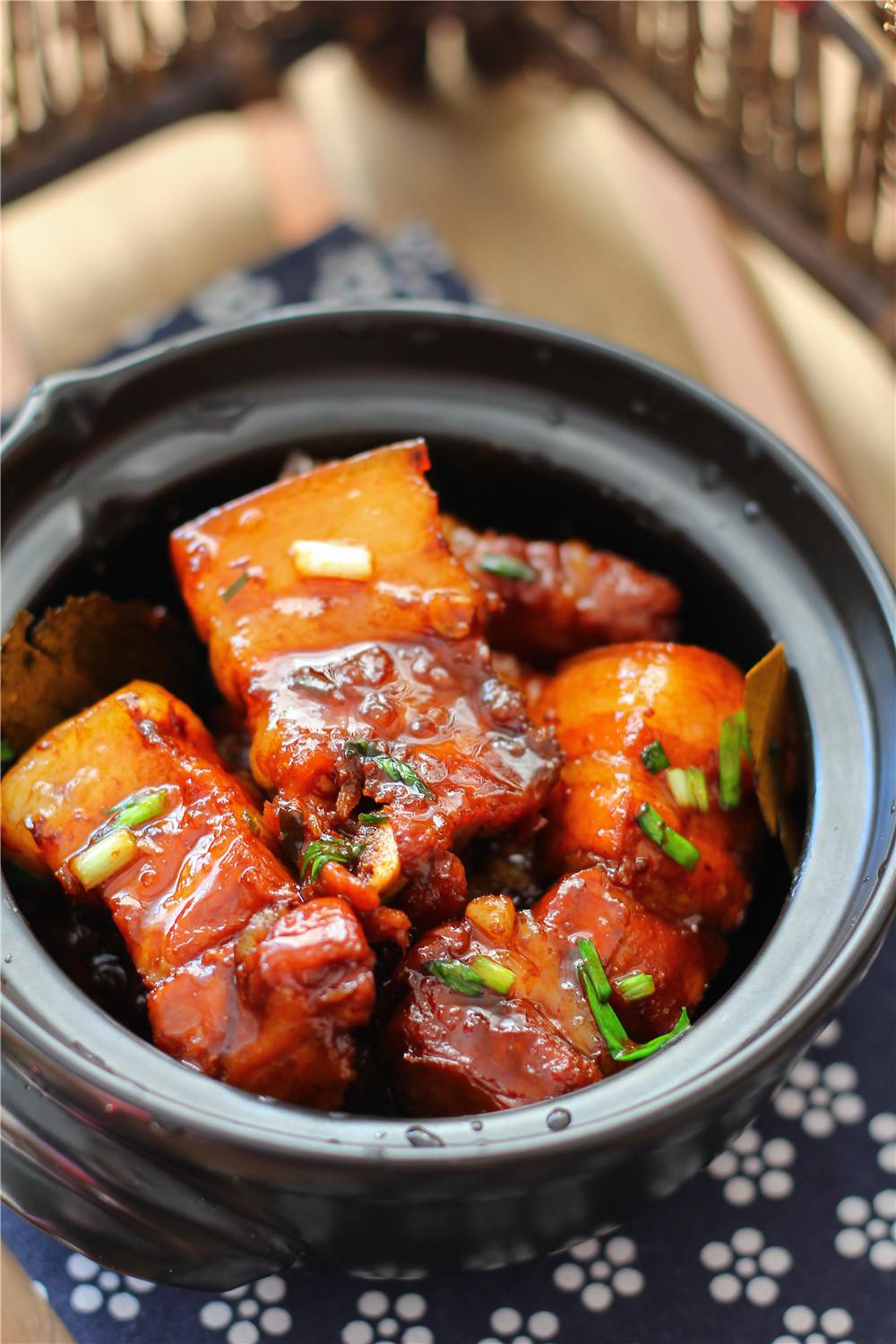 【菜谱做法介绍】五花肉600g,冰糖60g,料酒20ml,生抽30ml,八角一个