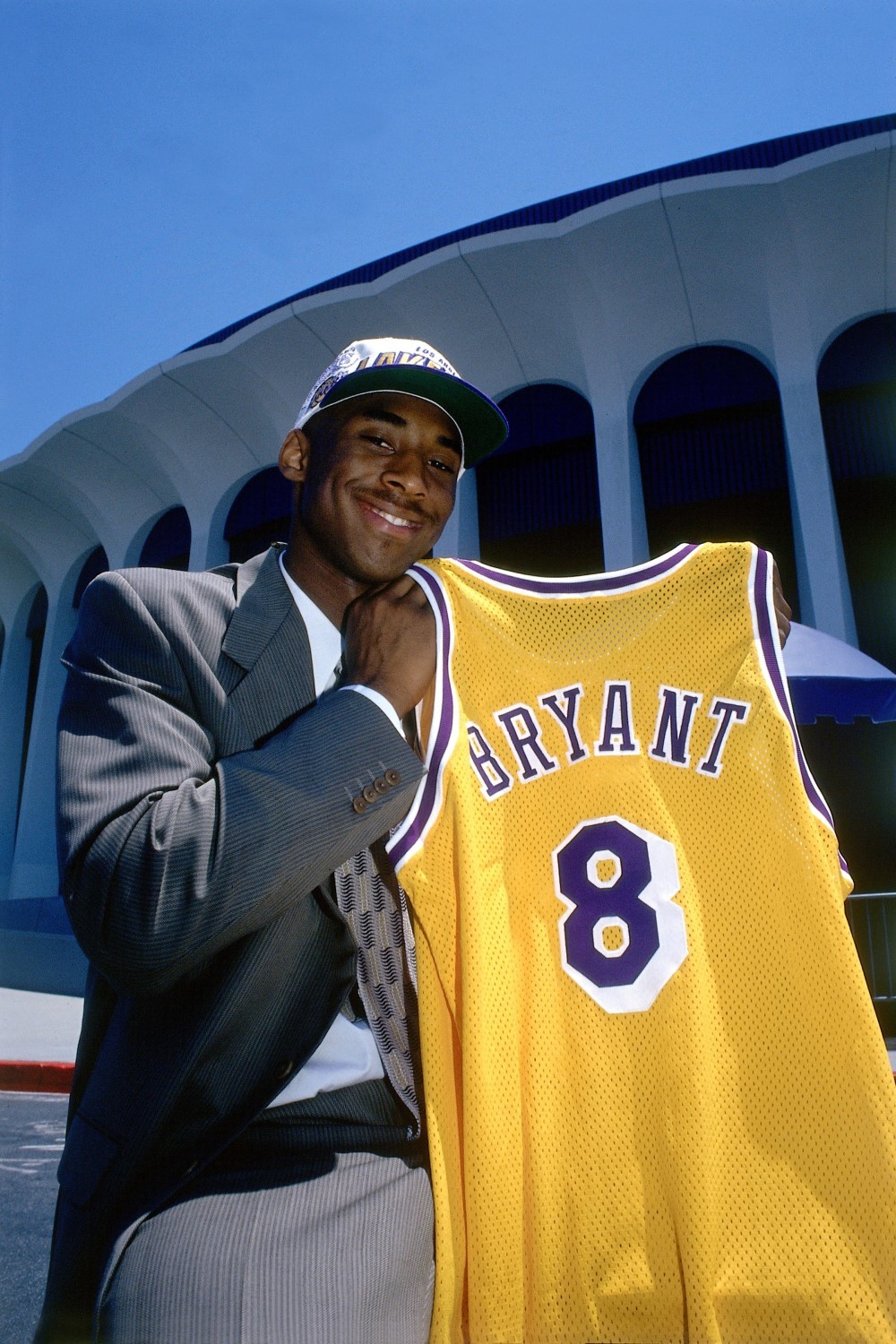 历史上的今天:科比亮相洛杉矶湖人队