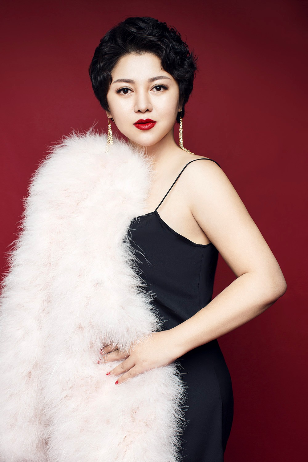 俞思妍初秋写真淡雅可人 白色披肩温馨洋溢