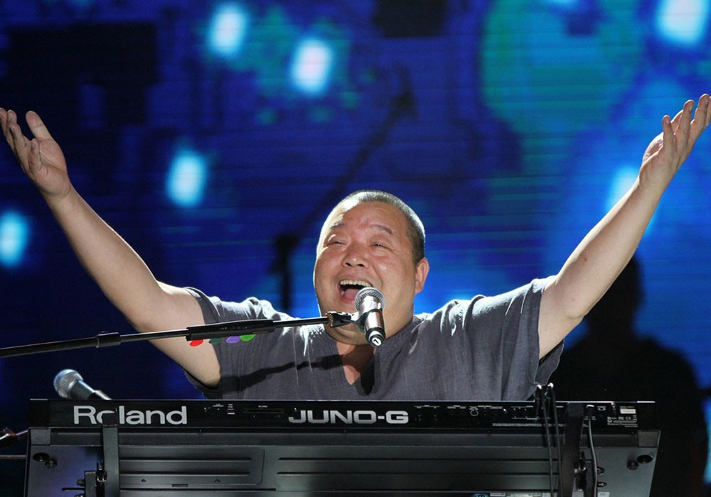 服刑期间从没让孩子来探视过,出狱后不久,臧天朔便举办了演唱会,获得