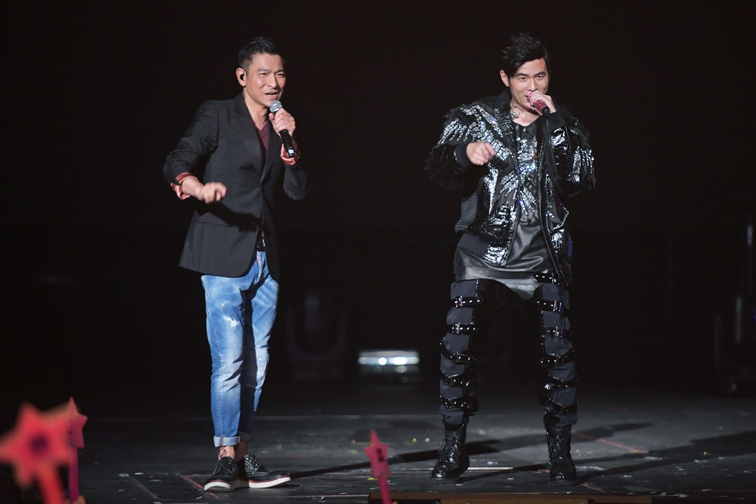 两大华语天王世纪同台 刘德华周杰伦连手high翻红 