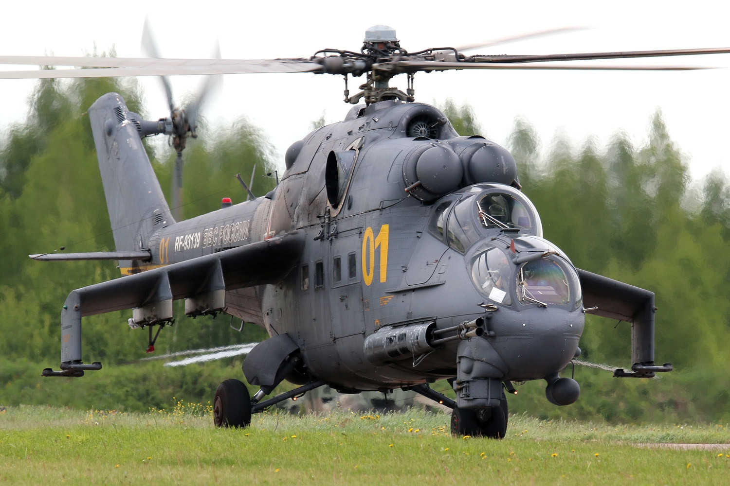 苏联俄罗斯武装直升机的先驱者米24型雌鹿武装直升机